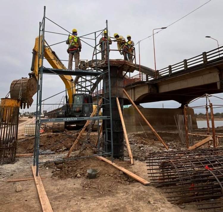 Provincia hormigonó las primeras 3 columnas del Nuevo Puente Carretero