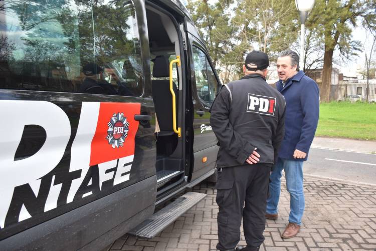 Provincia entregó a la Policía 5 minibuses con toda la tecnología para trabajar en investigación criminal