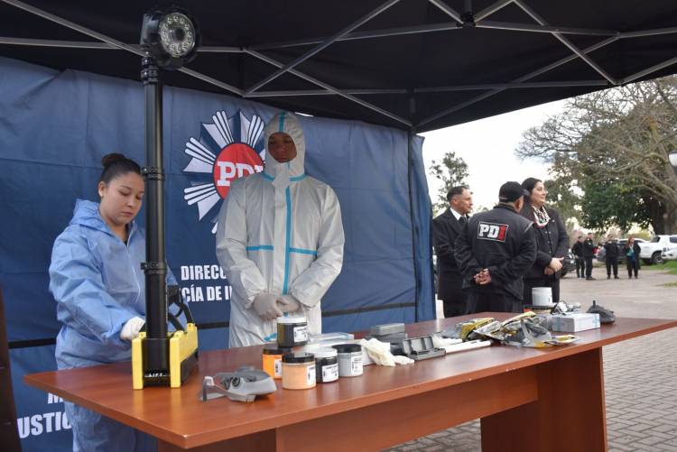 Provincia entregó a la Policía 5 minibuses con toda la tecnología para trabajar en investigación criminal