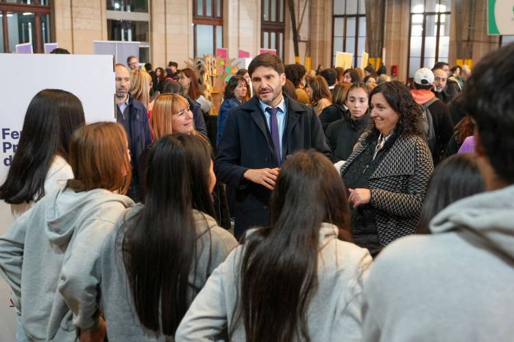 Pullaro destacó “la iniciativa e innovación de alumnos y docentes” en la Feria de Comunidades de Aprendizajes