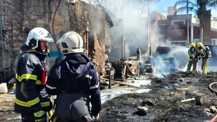 Provincia interviene tras una explosión de tanques de gasoil en Totoras