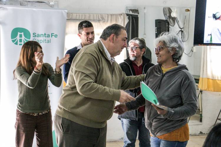 Poletti entregó 25 nuevas escrituras a vecinos de distintos barrios