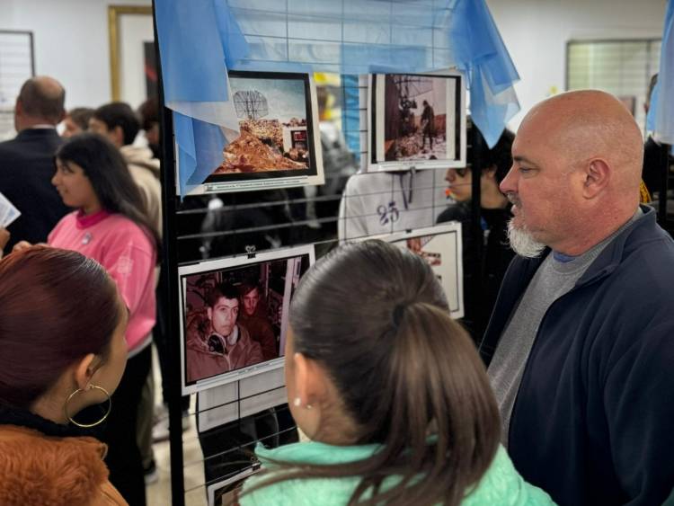 Ignacio Laurenti ianuguró la muestra fotográfica sobre Malvinas en el Concejo Santa Fe