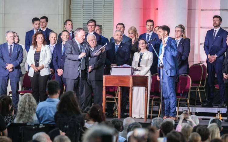 Autoridades de los tres poderes, representantes de la sociedad civil y vecinos ya juraron la nueva Constitución de la Provincia