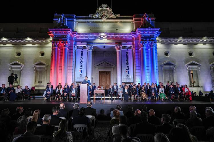 Autoridades de los tres poderes, representantes de la sociedad civil y vecinos ya juraron la nueva Constitución de la Provincia