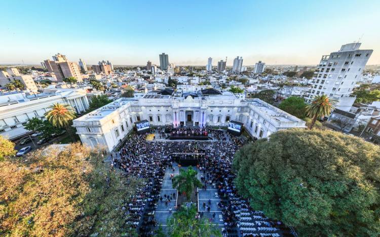 Autoridades de los tres poderes, representantes de la sociedad civil y vecinos ya juraron la nueva Constitución de la Provincia