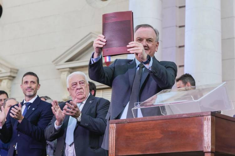 Autoridades de los tres poderes, representantes de la sociedad civil y vecinos ya juraron la nueva Constitución de la Provincia