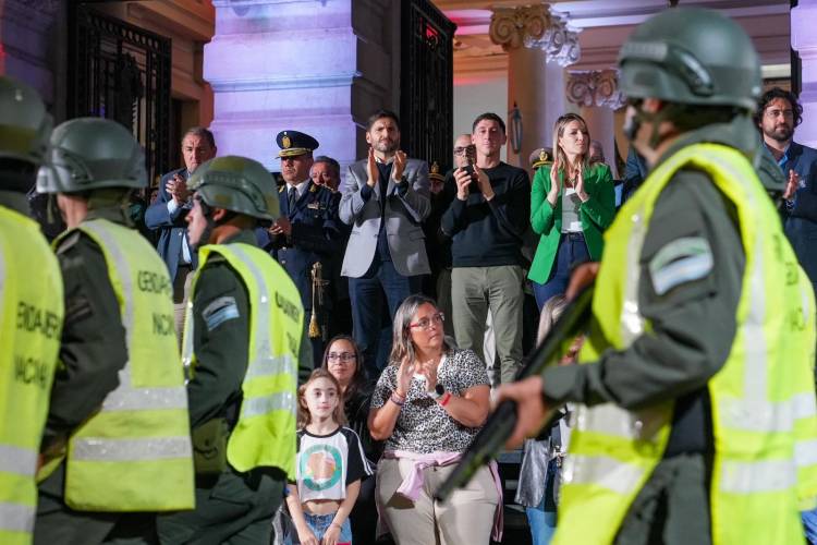 Noche de los Museos: Pullaro dio la bienvenida al público que participó del primer desfile nocturno de la provincia y visitó Casa de Gobierno