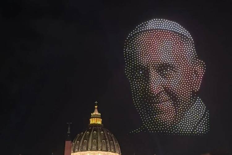 El rostro del papa Francisco apareció en el cielo del Vaticano