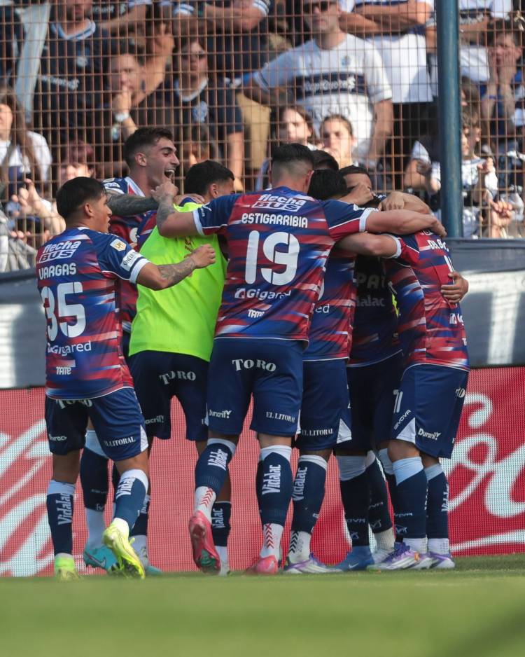 Unión goleó en el bosque y es puntero de su zona