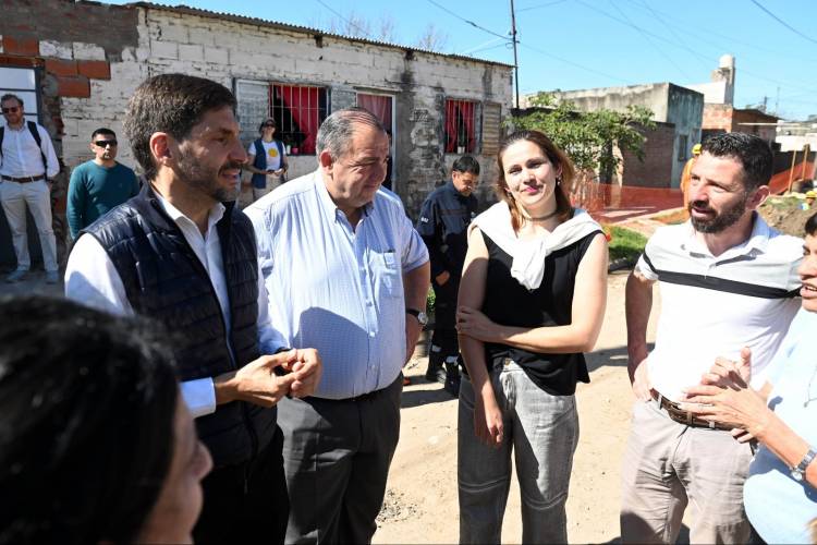 Poletti y Pullaro recorrieron las obras que se ejecutan en barrio San Lorenzo