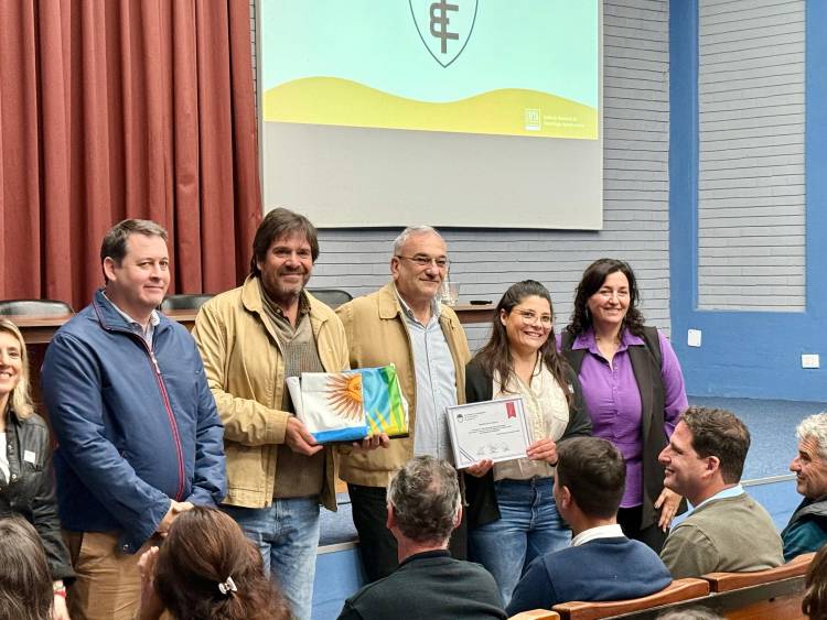 Experiencia educativa del Inta Rafaela, el senador Calvo participó del lanzamiento