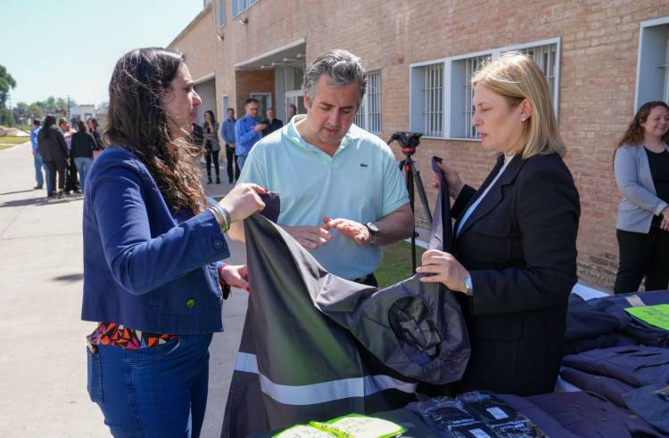Scaglia encabezó la entrega de uniformes para el personal del Servicio Penitenciario