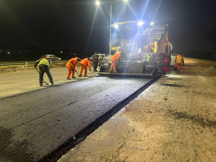 Con trabajos nocturnos Provincia avanza en la construcción del tercer carril de autopista, que ya tiene 40 ?ejecución