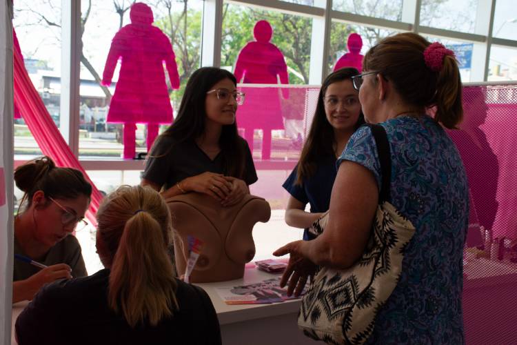 Feria de prevención del cáncer de mama en Ciudad Universitaria