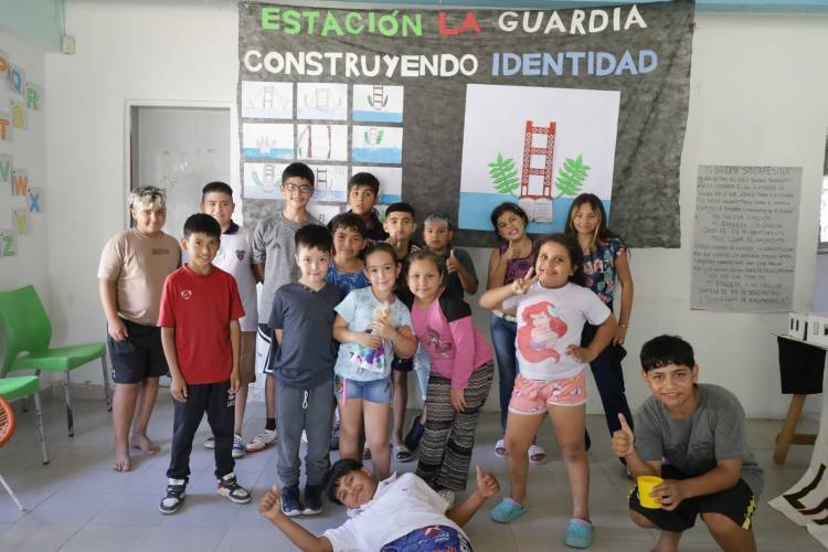 La ciudad impulsa la apropiación de su nueva bandera en las Estaciones Municipales