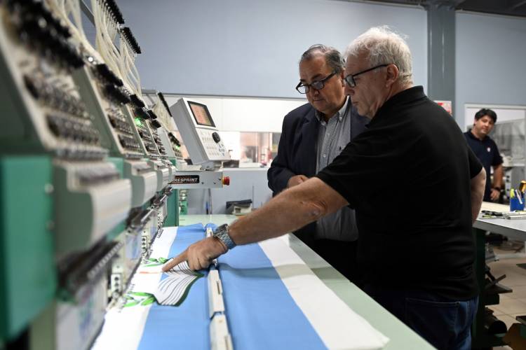 Hito histórico: a la bandera de la ciudad la confeccionan manos locales