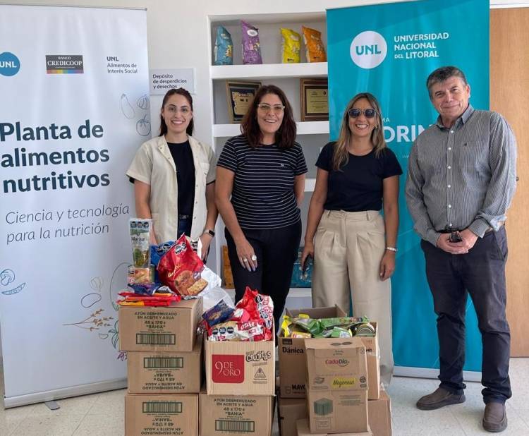 La planta de alimentos recibe donaciones para la Noche Solidaria 