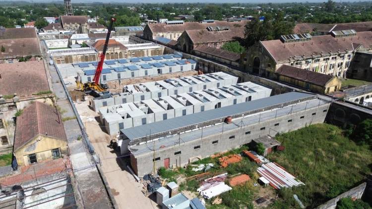 El Gobierno Provincial continúa con la construcción de 4 pabellones de aislamiento en la Cárcel de Coronda: ya montó 66 nuevas celdas