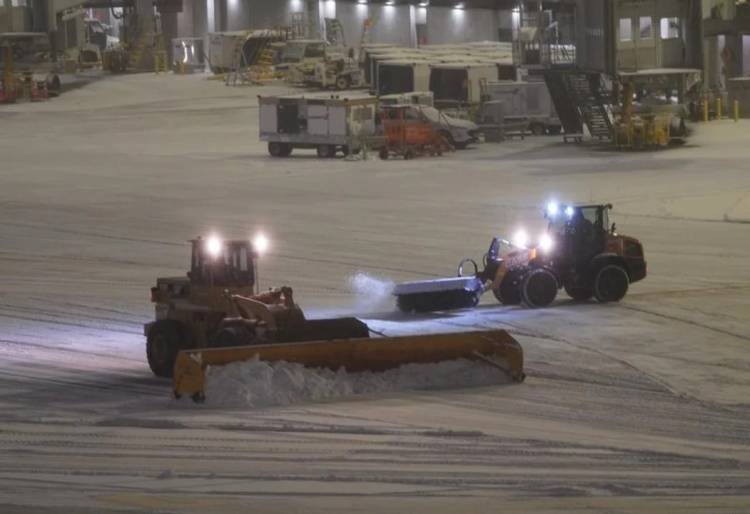 Fuerte tormenta de nieve paralizó los aeropuertos en Nueva York en plena temporada de fiestas