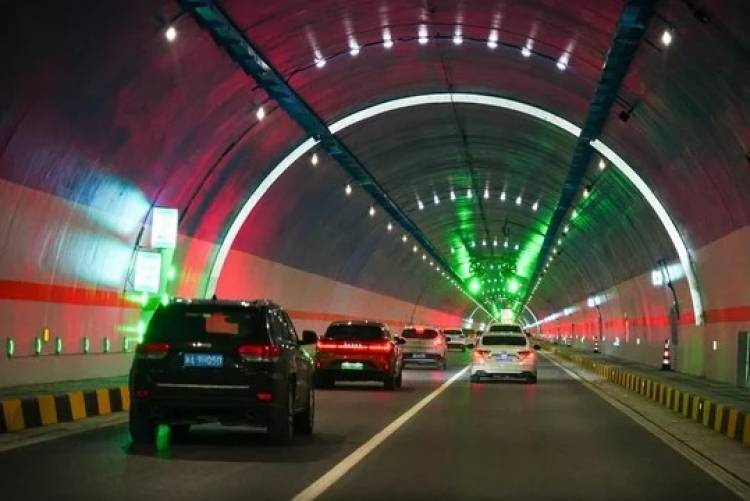 China inauguró el túnel de autopista más largo del mundo