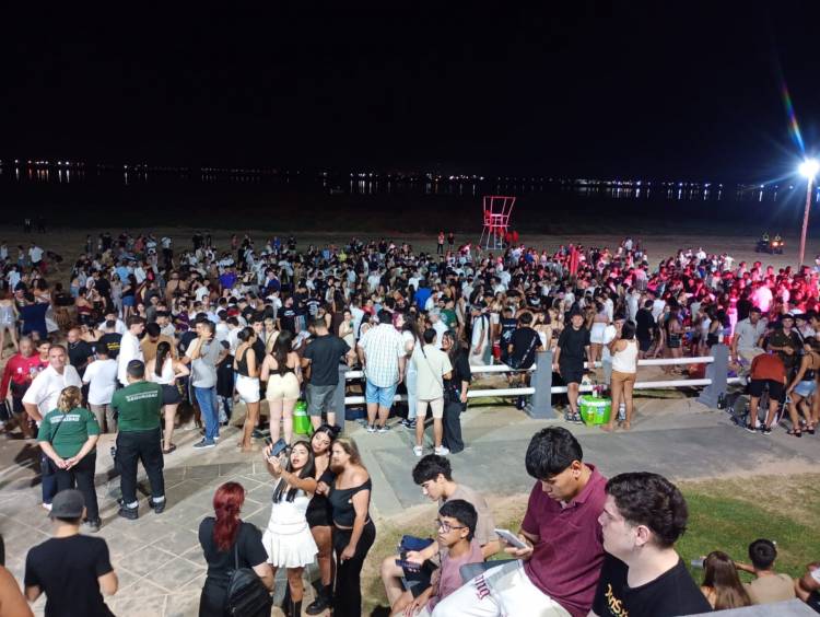 Año Nuevo en la Playa: miles de vecinos celebraron en la Costanera Oeste