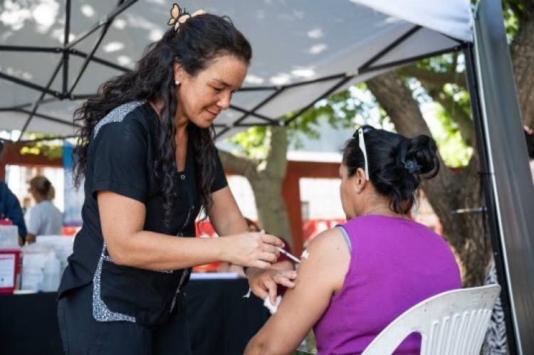 Rosario, el municipio impulsa jornadas de vacunación en colonias y piletas municipales durante el verano