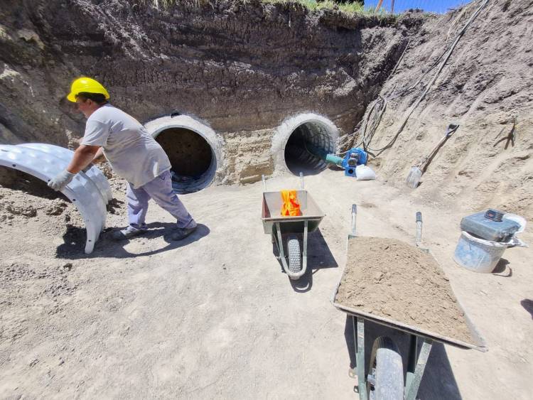 Riesgo hídrico: el Gobierno Provincial se cansó de esperar los permisos de Nación y dio inicio a una obra hídrica que Vera necesita desde hace años