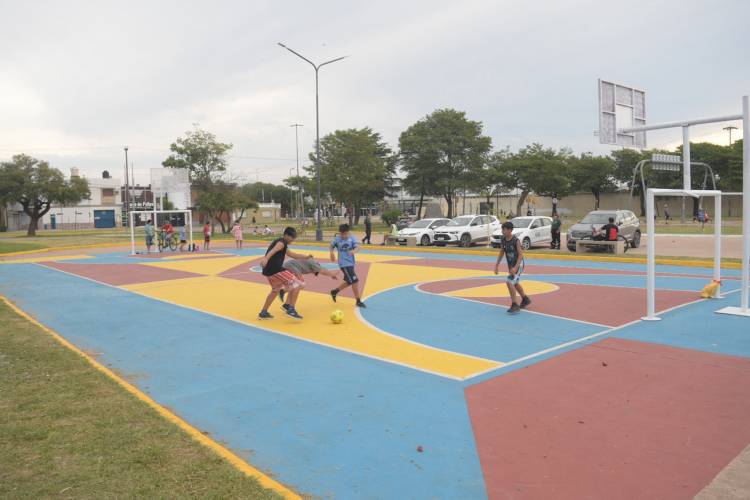 Vecinos de barrio Schneider disfrutan la renovada plaza Isabel la Católica