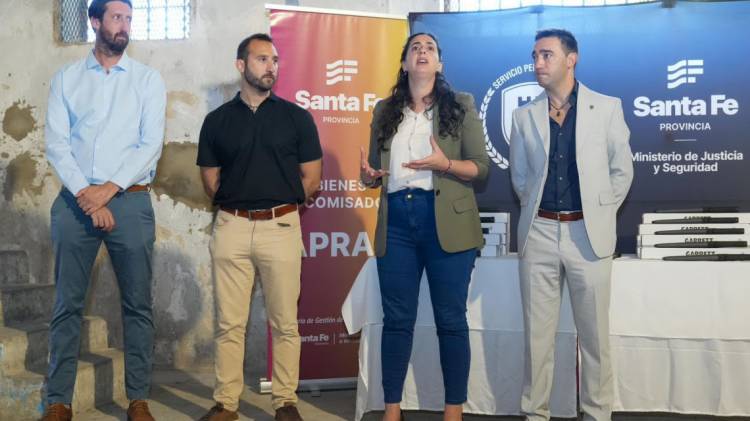 Provincia entregó al Servicio Penitenciario nuevas paletas detectoras de metales