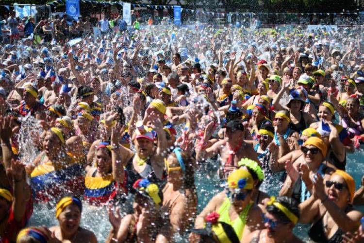 Un clásico del verano: 2.400 personas participaron de la tradicional clase de aquagym en el Balneario del Saladillo