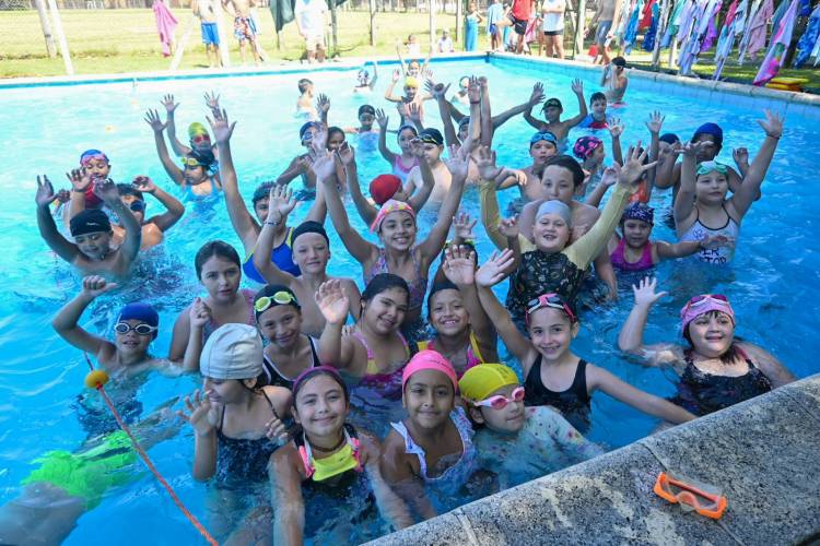 36.000 niños, niñas y adolescentes aprenden a nadar en las Escuelas de Verano de la Provincia