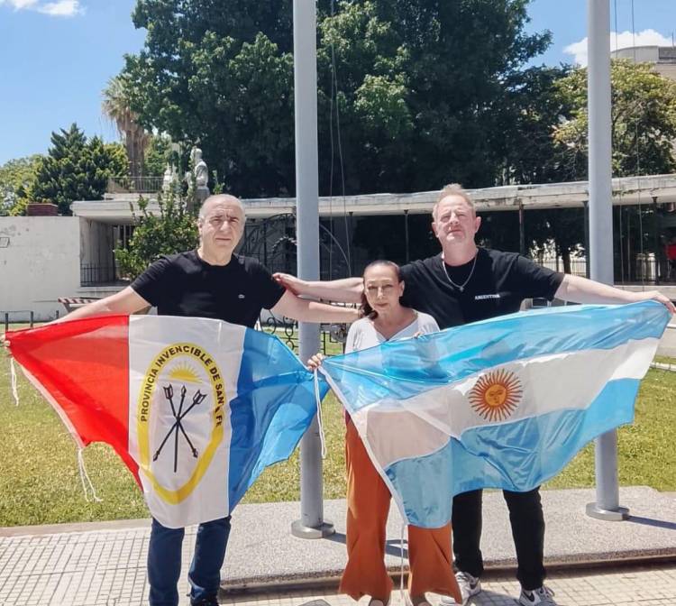 Ariel Sclafani donó banderas al Hospital Centenario