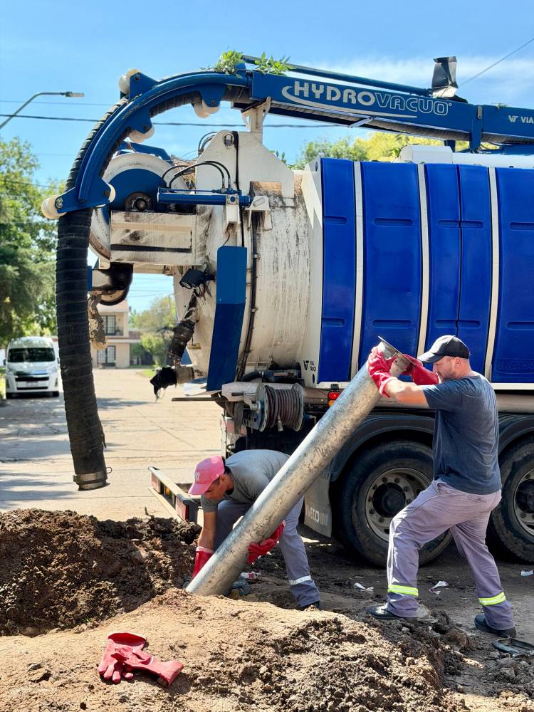 La Municipalidad realizó una reparación en la red troncal de cloacas sobre calle Buenos Aires