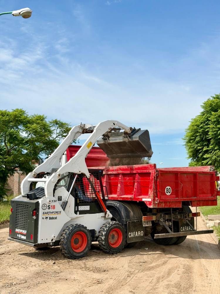 La Municipalidad realiza tareas de limpieza de cordones en distintos puntos de la ciudad