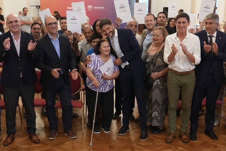 Pullaro encabezó la entrega de 19 escrituras a familias de la ciudad de Santa Fe