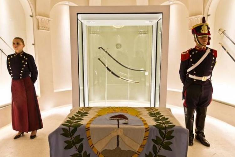 El traslado del sable corvo de José de San Martín reavivó el debate histórico y político