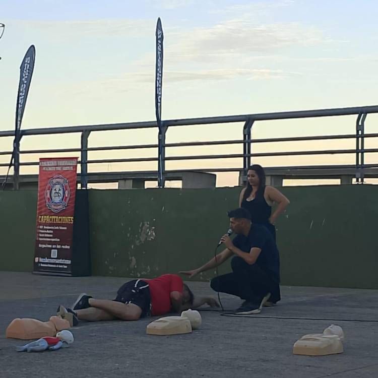 La Municipalidad realizó una clase abierta de prevención y capacitación junto a Bomberos Voluntarios de Santo Tomé