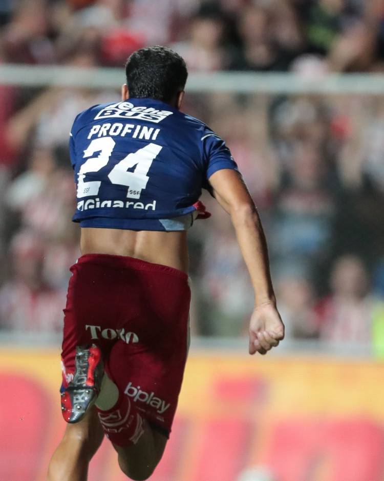 Unión aprovechó el jugador de más y goleó a Gimnasia (M) en el Torneo Apertura