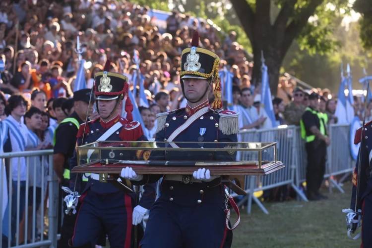 Ya se puede visitar gratis el sable corvo de San Martín: días, horarios y dónde verlo