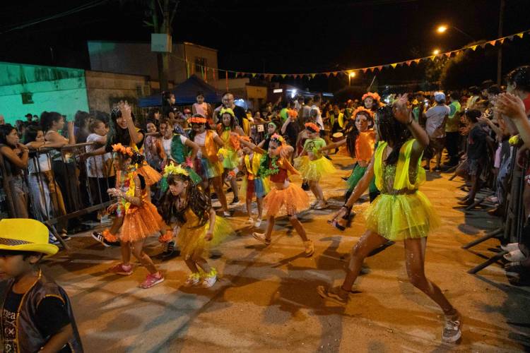 Cabal celebró los Carnabarriales 2026 con música, desfile y fuerte participación barrial