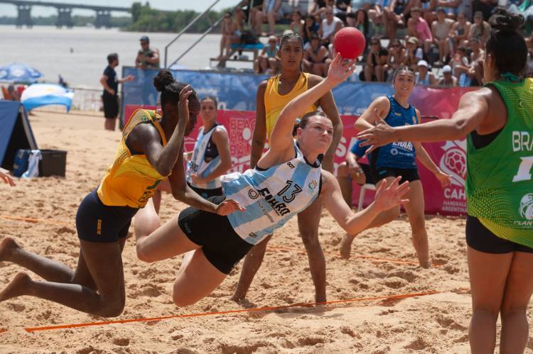 Rosario cerró la Playa Olímpica 2026 con un evento internacional de beach handball y con el título de Las Kamikazes