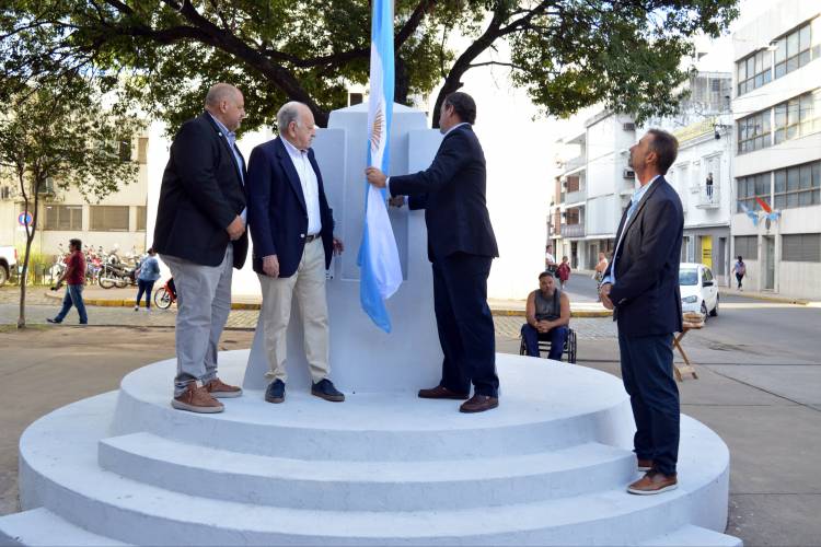 La Municipalidad homenajeó a Cosme Maciel a 214 años del primer izamiento de la bandera argentina