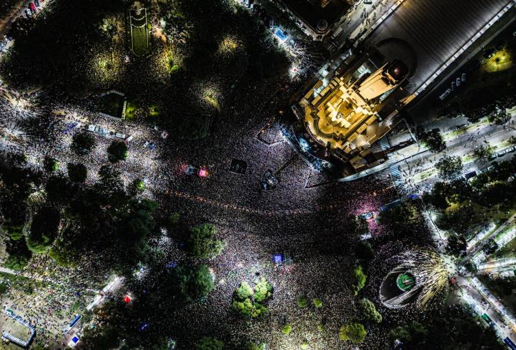 Rosario siempre estuvo cerca: más de 300 mil personas abrazaron a Fito en un reencuentro histórico con su ciudad