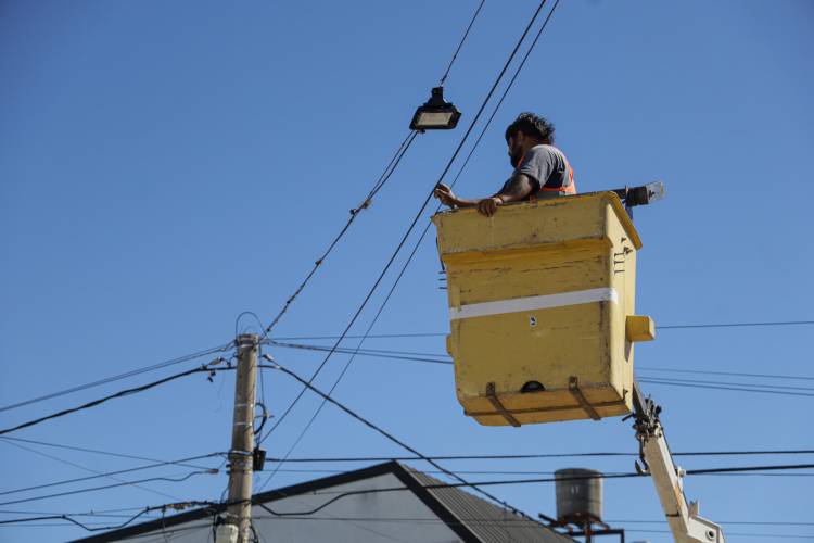 El recambio integral de luminarias por tecnología led avanza en barrio Los Hornos