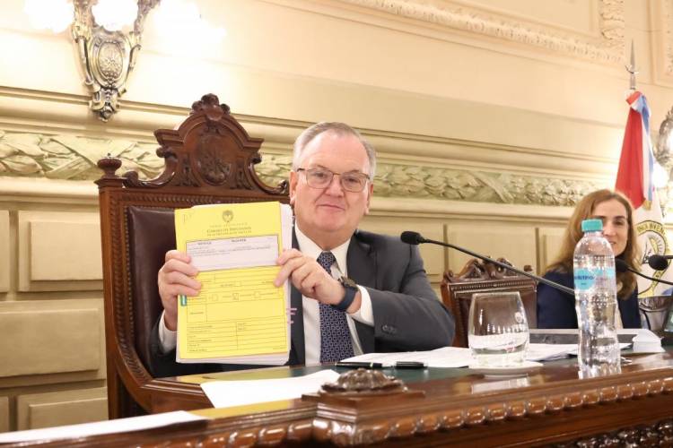 El Senado sancionó la Ley de Municipios y avanzó en proyectos sobre educación