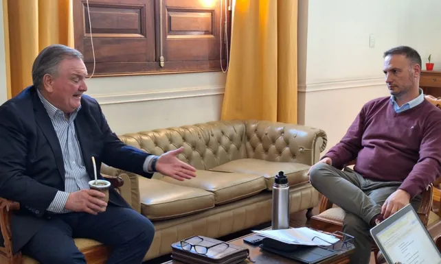 Viviendas paralizadas en la ciudad de San Cristóbal: el senador Felipe Michlig cruzó al ministro Lisandro Enrico