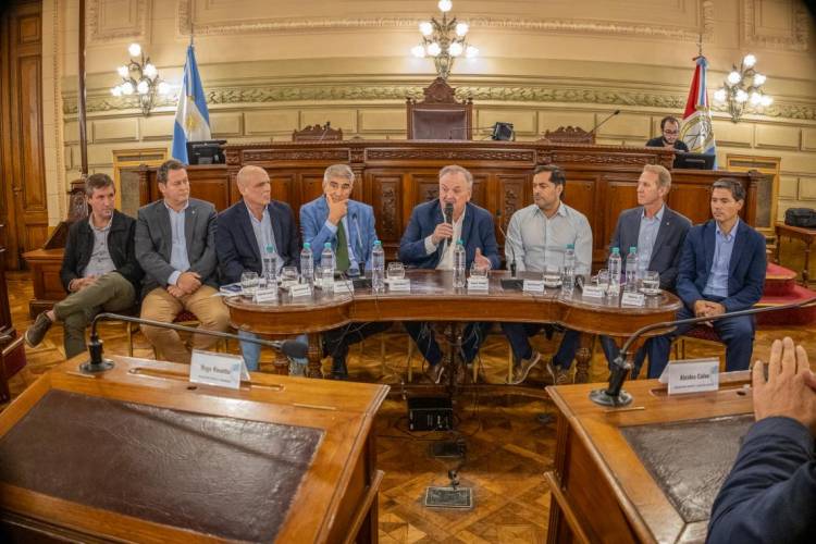 Reunión para evaluar acciones de reactivación de la empresa Láctea Verónica