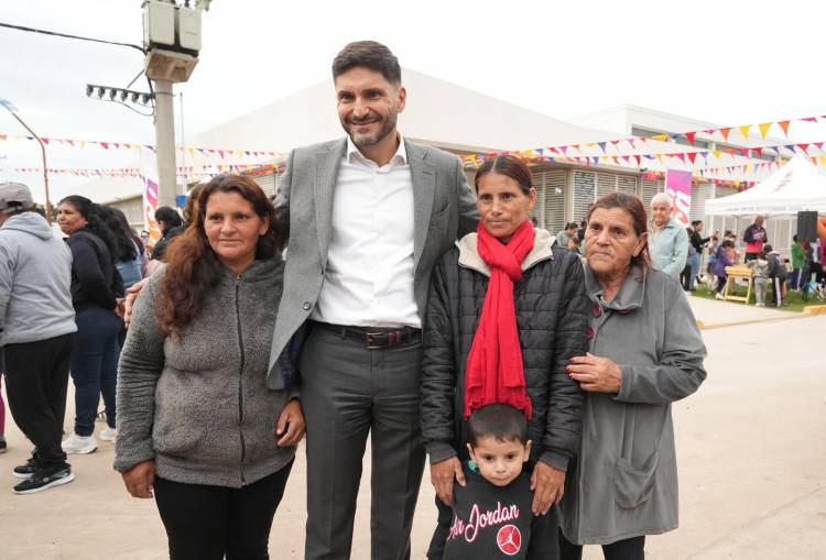 Hace un año una escuela, ahora pavimento: Pullaro inauguró otra obra clave en Monte Vera