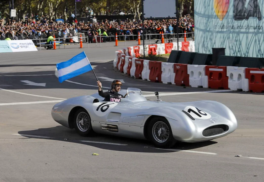 Colapinto emocionó a los nostálgicos con la histórica “Flecha de Plata” de Fangio